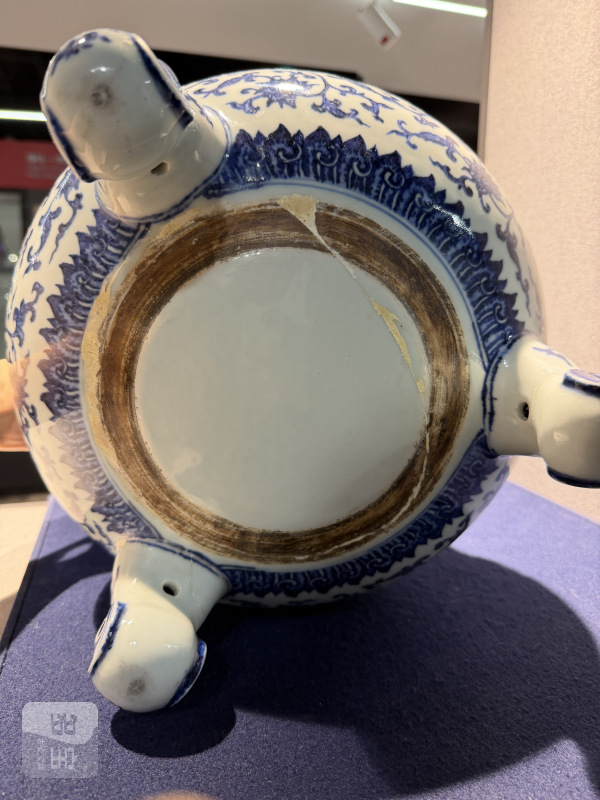 清乾隆 青花莲托八吉祥如意足鼎式炉 - 图15